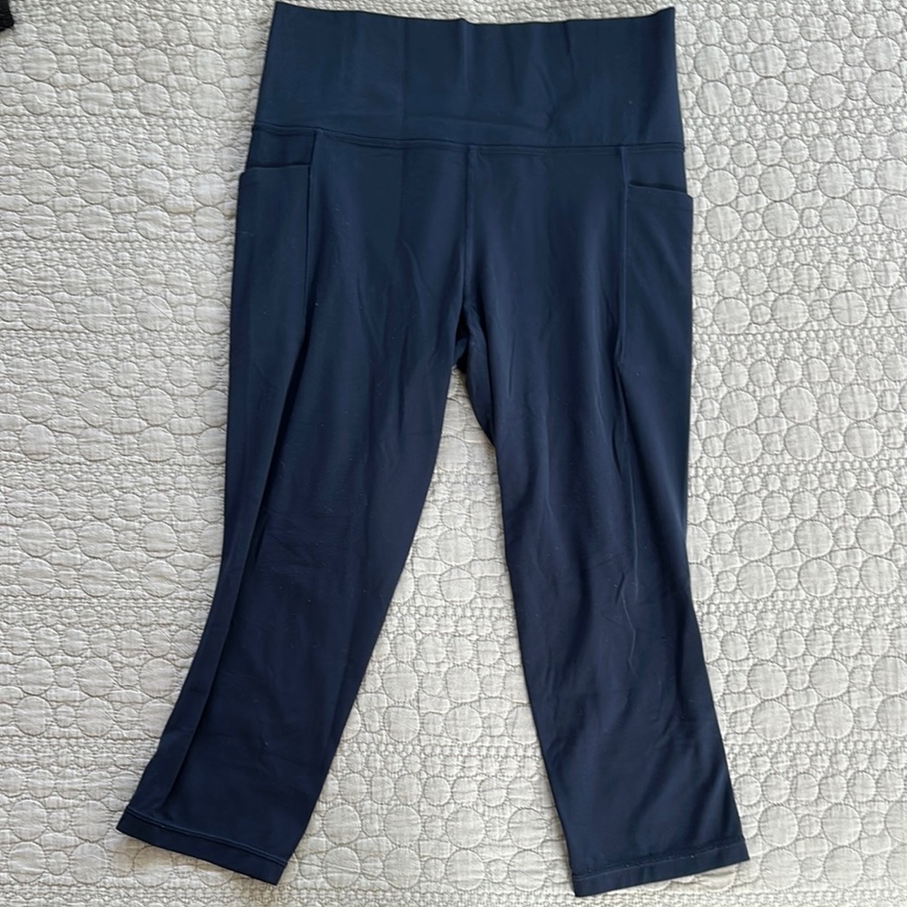 Athleta salutation stash pocket capris Medium